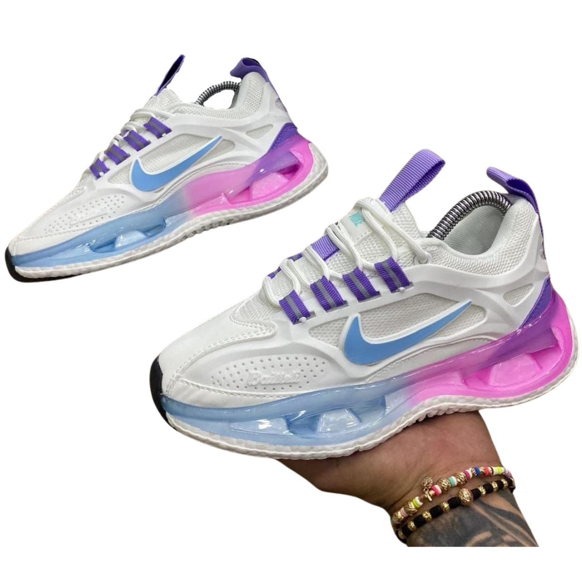 ZAPATILLAS NIKE AIR MUJER: Comodidad, Estilo y Rendimiento. Si buscas las mejores ZAPATILLAS NIKE AIR MUJER , en Onlineshoppingcenter encontrarás una amplia selección de los últimos modelos, diseñados para que estés combinando estilo, comodidad y rendimiento. Ya sea que las necesites para entrenar, correr o simplemente para el uso diario, las ZAPATILLAS NIKE AIR MUJER son una excelente opción para quienes buscan lo mejor en calzado deportivo.  ¿Por qué elegir ZAPATILLAS NIKE AIR MUJER? Las ZAPATILLAS NIKE AIR MUJER se han destacado durante años por su tecnología de amortiguación Nike Air , que proporciona una mayor absorción de impacto y una pisada más suave. Además, su diseño moderno y variado en colores las hace perfectas para adaptarse a cualquier estilo. Ya sea que busques las populares Nike Air Force 1 mujer o las clásicas Zapatillas Nike Air Max mujer , este calzado ofrece lo mejor en moda y funcionalidad.  Beneficios de las Zapatillas Nike Air para Mujer Amortiguación con tecnología Air : La cámara de aire de las Zapatillas Nike Air Max mujer ofrece una gran comodidad en cada paso, reduciendo el impacto sobre las articulaciones. Estilo único : Disponibles en una amplia gama de colores, como las Nike Air mujer colores en rosa, negro, blanco y otros tonos vibrantes. Durabilidad : Fabricadas con materiales de alta calidad que aseguran un calzado duradero para uso diario o actividades deportivas. Modelos Destacados de ZAPATILLAS NIKE AIR MUJER Al buscar los últimos modelos de zapatillas Nike mujer , hay varias opciones populares que puedes considerar. Desde los clásicos como las Nike Air Force 1 mujer hasta las más deportivas como las Nike Air Max 96 mujer , todas tienen algo en común: un diseño inconfundible y un alto rendimiento.